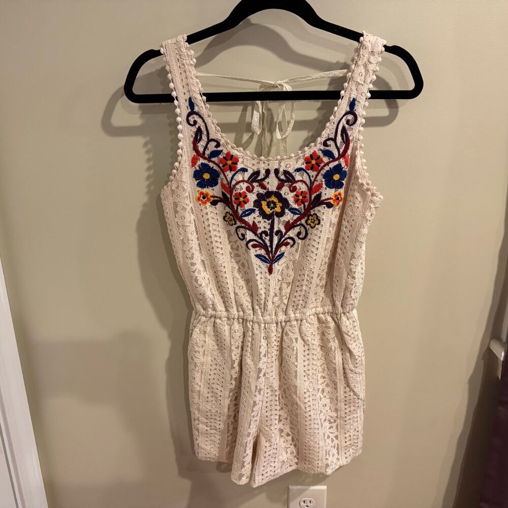 Xhiliaration Boho Floral Lace & Embroidered Cream Romper Size Small